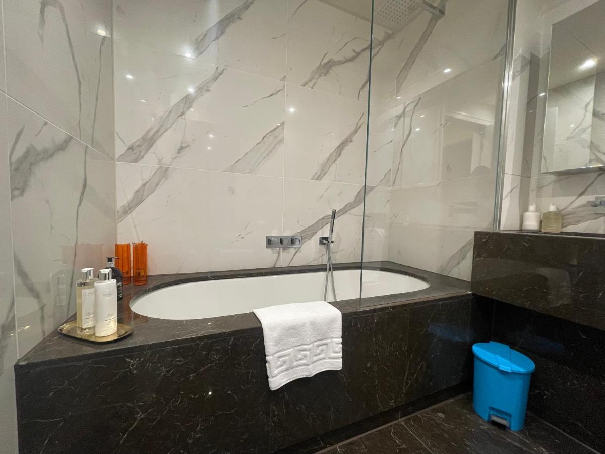 Sophisticated 1Br, 1 Ba Chigwell Designer Flat Chcl F2 아파트 외부 사진