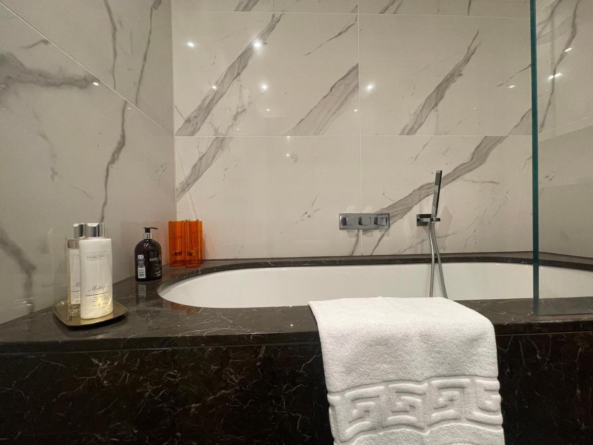 Sophisticated 1Br, 1 Ba Chigwell Designer Flat Chcl F2 아파트 외부 사진